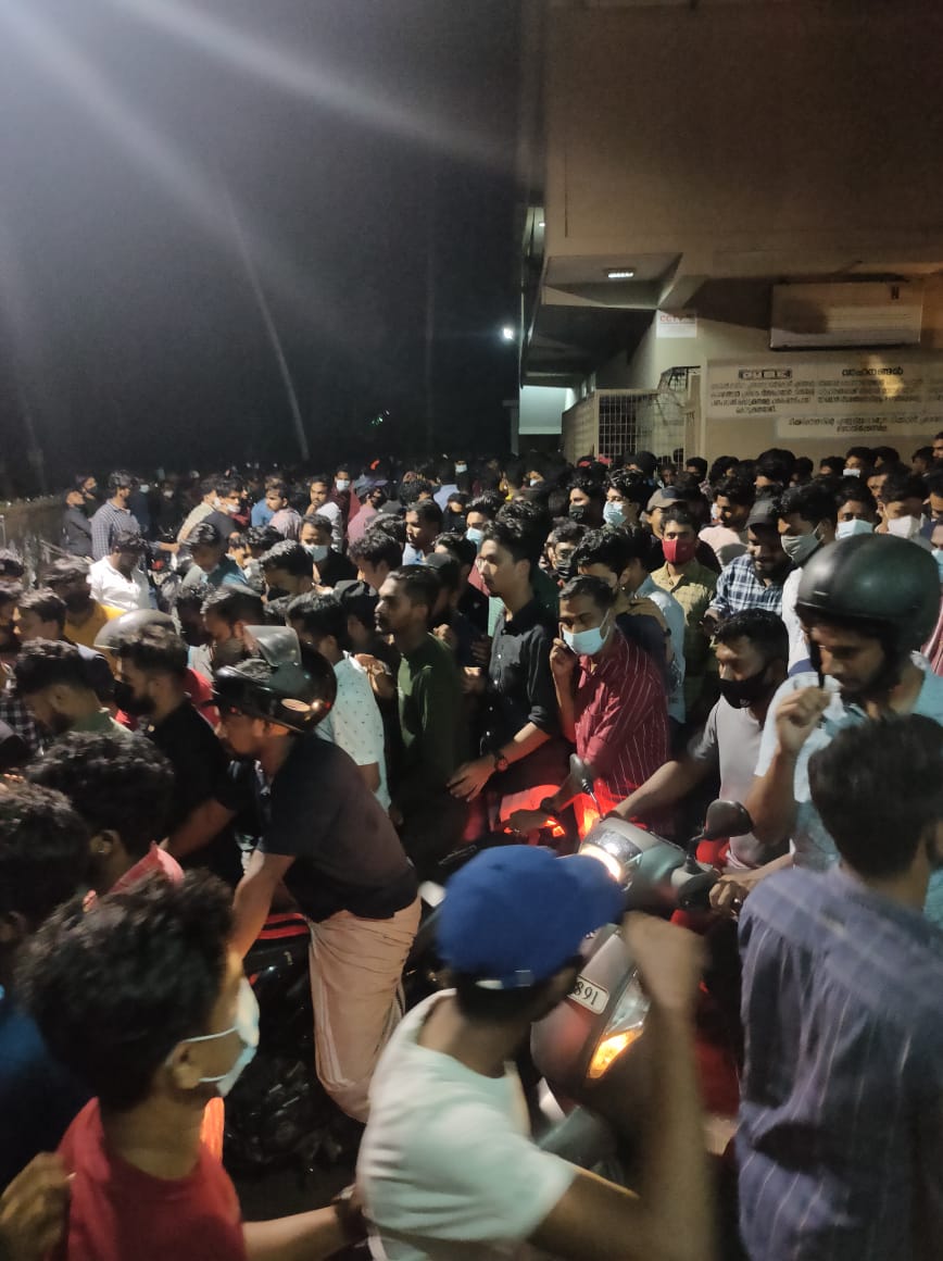 DulquerTrends_'s tweet photo. #Kurup At Malappuram Parappanangadi Prayag !!😎
Excellent Weekend 🔥🔥

#KurupBlockbuster @dulQuer @KurupMovie #DulquerSalmaan https://t.co/bVs4vWw7Eu