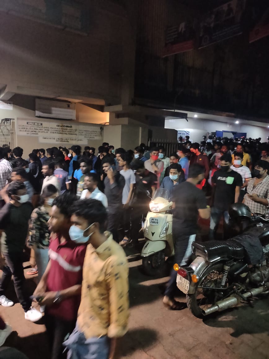 DulquerTrends_'s tweet photo. #Kurup At Malappuram Parappanangadi Prayag !!😎
Excellent Weekend 🔥🔥

#KurupBlockbuster @dulQuer @KurupMovie #DulquerSalmaan https://t.co/bVs4vWw7Eu