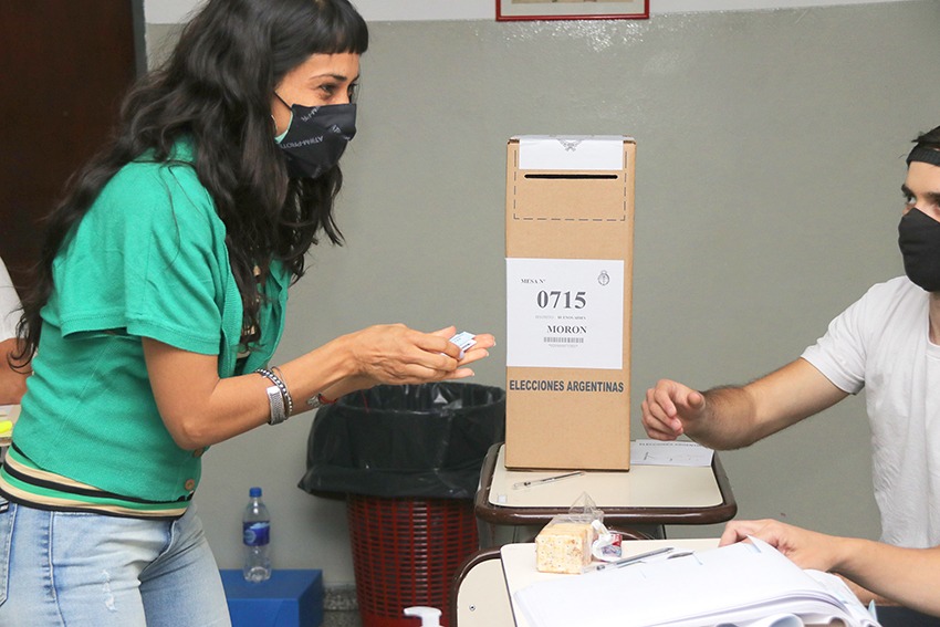 LetiGuerrero021's tweet photo. 📨 Nuevamente, emitiendo mi voto y cumpliendo mi deber de ciudadana. 

💙 En cada sobre va el sueño del país que queremos y el #Morón que soñamos desde el día que volvimos.

#Sí, a nuestro derecho a elegir.

#VotáPorArgentina
#Elecciones2021 
#ArgentinaVota https://t.co/qJEbQxD8xj