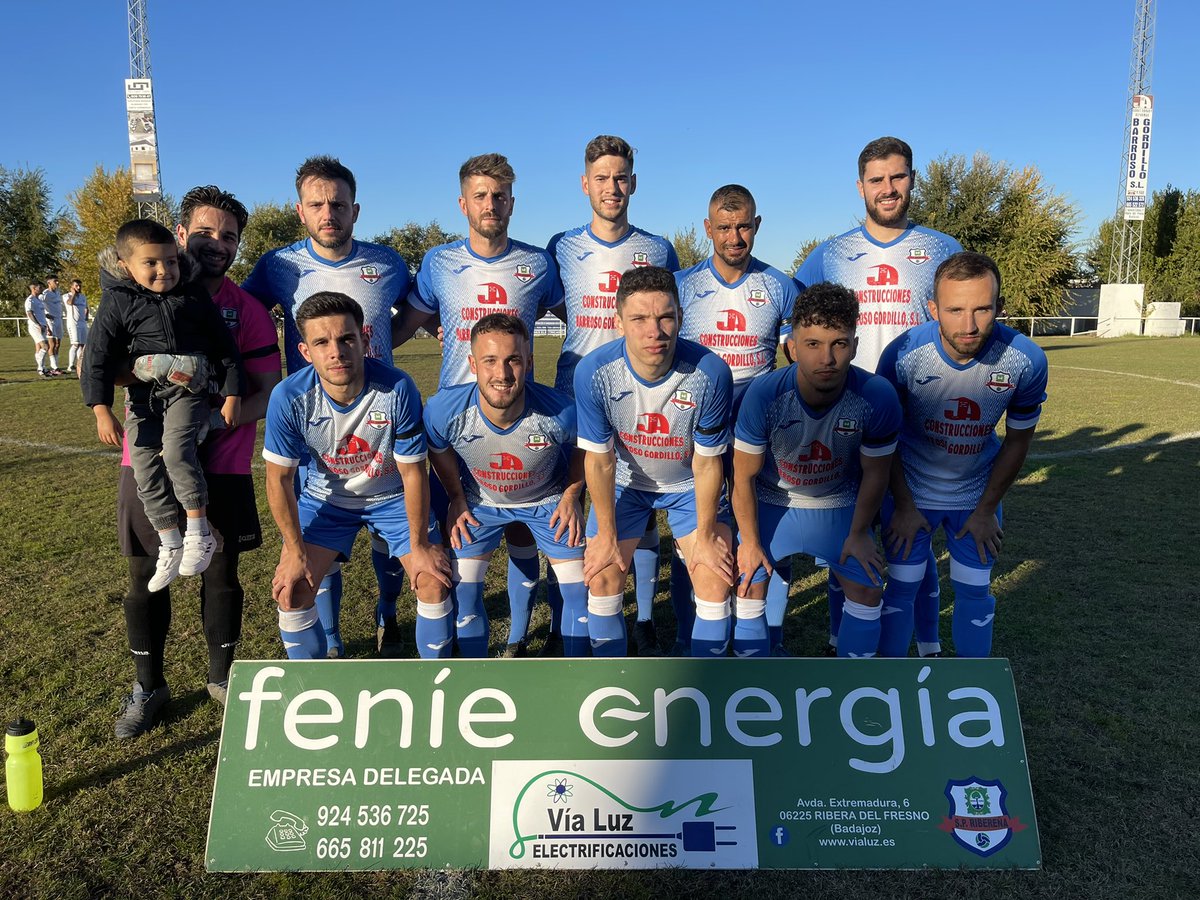 SPRiberena's tweet photo. Esta victoria va para nuestro mister 💪🏻💪🏻

6-0

⚽️ ⚽️ Ricardo
⚽️⚽️ Kiko Moro
⚽️ Mario
⚽️Fran

📸 Emocionante homenaje a Eduardo Pérez, leyenda de la SP Ribereña con más de 200 goles con nuestra camiseta. https://t.co/yB3AOy6F3S