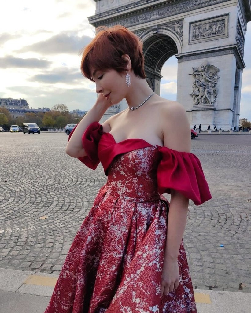 guillarme's tweet photo. #arcdetriomphe ✨ with #actress @alixbenezech wearing #guillarme #christopheguillarme #eveningdress #robedesoiree
#helenajoyjewelry 💍 for #premiummagazine
📷 @AbdouHILALIfoto
#paris https://t.co/qAkkE0NZ8H