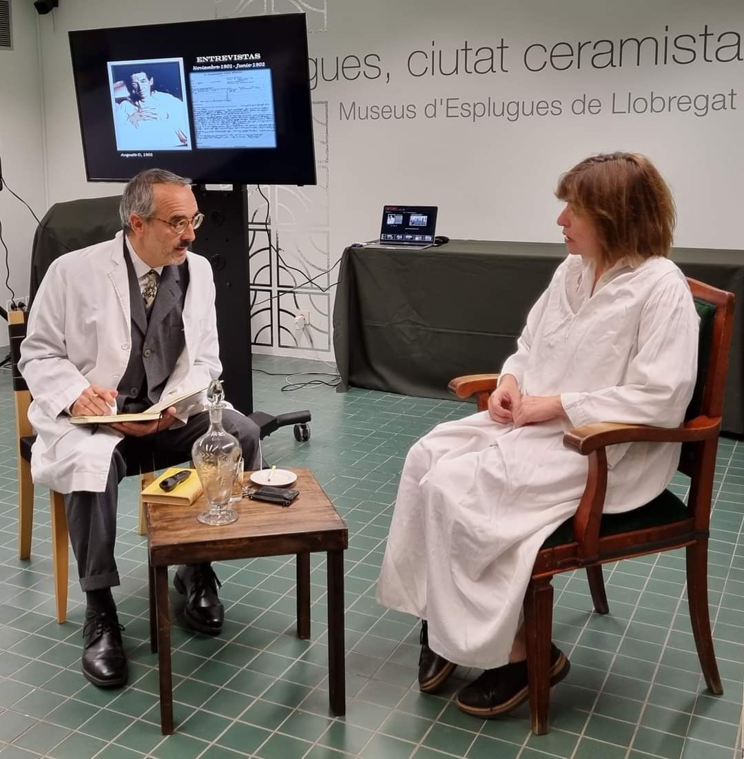 EsterMV_'s tweet photo. El teatre científic promou una reflexió pedagògica sobre el teatre i la ciència.
Gràcies @InCiTe_ per apropar-nos d'una manera diferent a la malaltia de l'#Alzheimer amb "El corazón no olvida".Us deixem unes imatges de l'obra del passat divendres a la Masoveria de Can Tinturé. https://t.co/9QWPbcQKbf