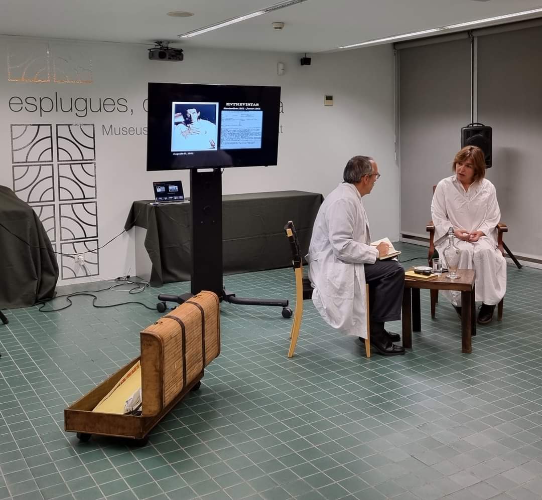 EsterMV_'s tweet photo. El teatre científic promou una reflexió pedagògica sobre el teatre i la ciència.
Gràcies @InCiTe_ per apropar-nos d'una manera diferent a la malaltia de l'#Alzheimer amb "El corazón no olvida".Us deixem unes imatges de l'obra del passat divendres a la Masoveria de Can Tinturé. https://t.co/9QWPbcQKbf