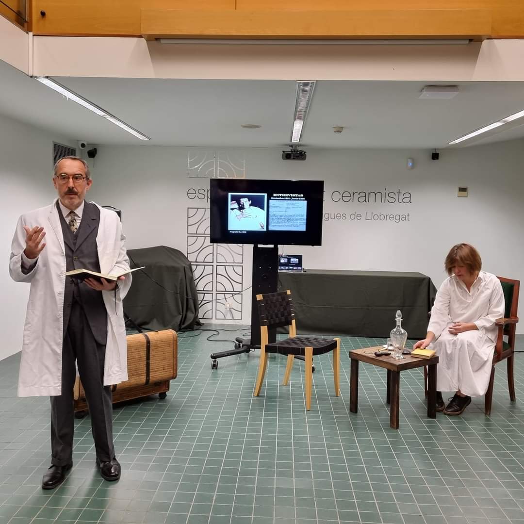 EsterMV_'s tweet photo. El teatre científic promou una reflexió pedagògica sobre el teatre i la ciència.
Gràcies @InCiTe_ per apropar-nos d'una manera diferent a la malaltia de l'#Alzheimer amb "El corazón no olvida".Us deixem unes imatges de l'obra del passat divendres a la Masoveria de Can Tinturé. https://t.co/9QWPbcQKbf