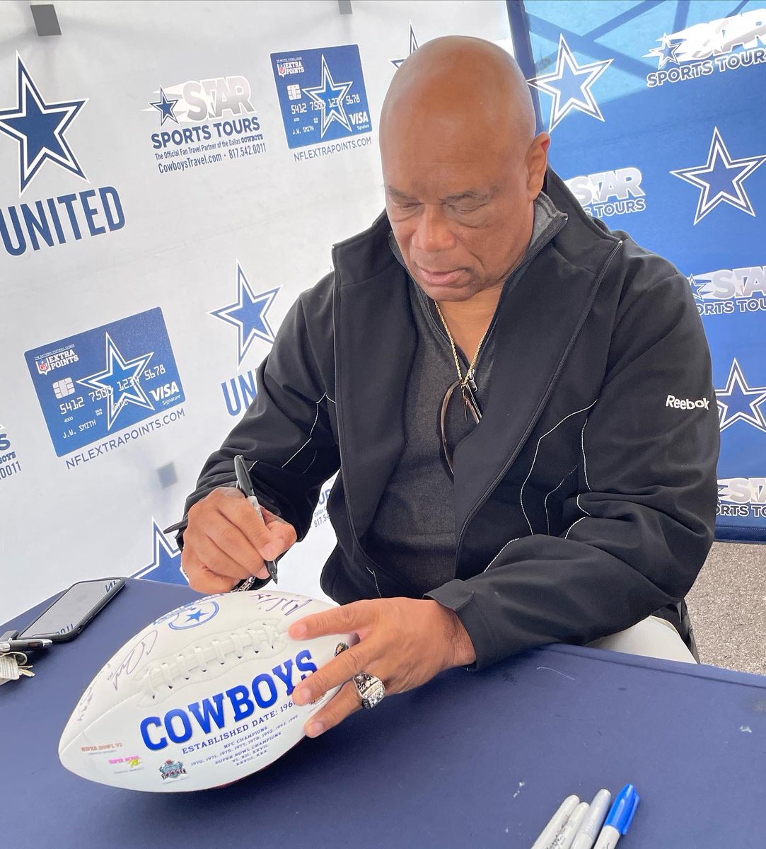 StarSportsTours's tweet photo. Legend Tony Hill this morning hanging out with Star Sports Tours fans!!! We love a Thrill Hill selfie!
#ATLvsDAL
#DallasCowboys #CowboysNation #OnlyWithSST #CowboysTravel #GameDay #thrillhill #autograph https://t.co/a4cvu3xceG