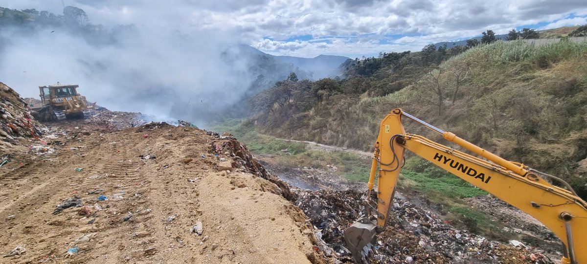 amsaguate's tweet photo. 📌 AMSA INFORMA. En seguimiento al incendio registrado en el Vertedero, kilómetro 22 CA-09, Villa Nueva, Guatemala,  se continúa trabajando en la liquidación del siniestro.

🔥 El incendio ha sido controlado en un 100% y liquidado en un 90%.

#AMSATRABAJANDO https://t.co/n1sQwonCVz
