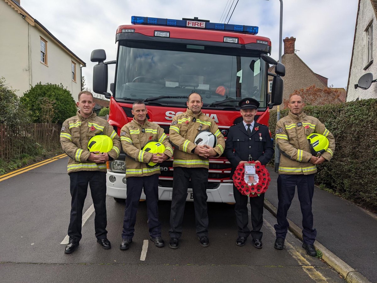 nicksingleton79's tweet photo. Honoured to lay the wreath at our local town service after serving the community there for 18 years before I was promoted into a different duty system. #oncallcommunity #rememberthefallen #acknowledgeyourpast @ECFRS https://t.co/Mhci9pTrAz