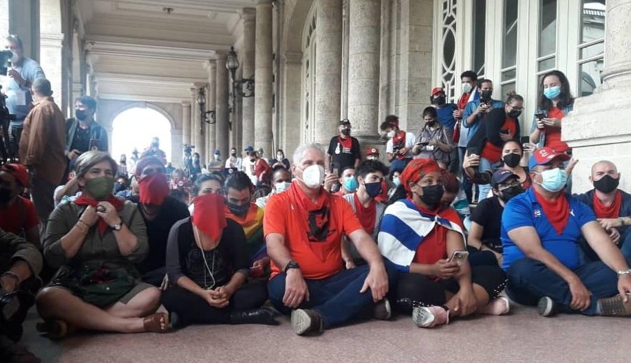 Se suma Pdte <a href="/DiazCanelB/">Miguel Díaz-Canel Bermúdez</a> a sentada de los pañuelos rojos en el Parque Central de La Habana, para junto a los jóvenes cubanos defender la Revolución frente a la operación de desestabilización diseñada en Washington. #CubaVive
