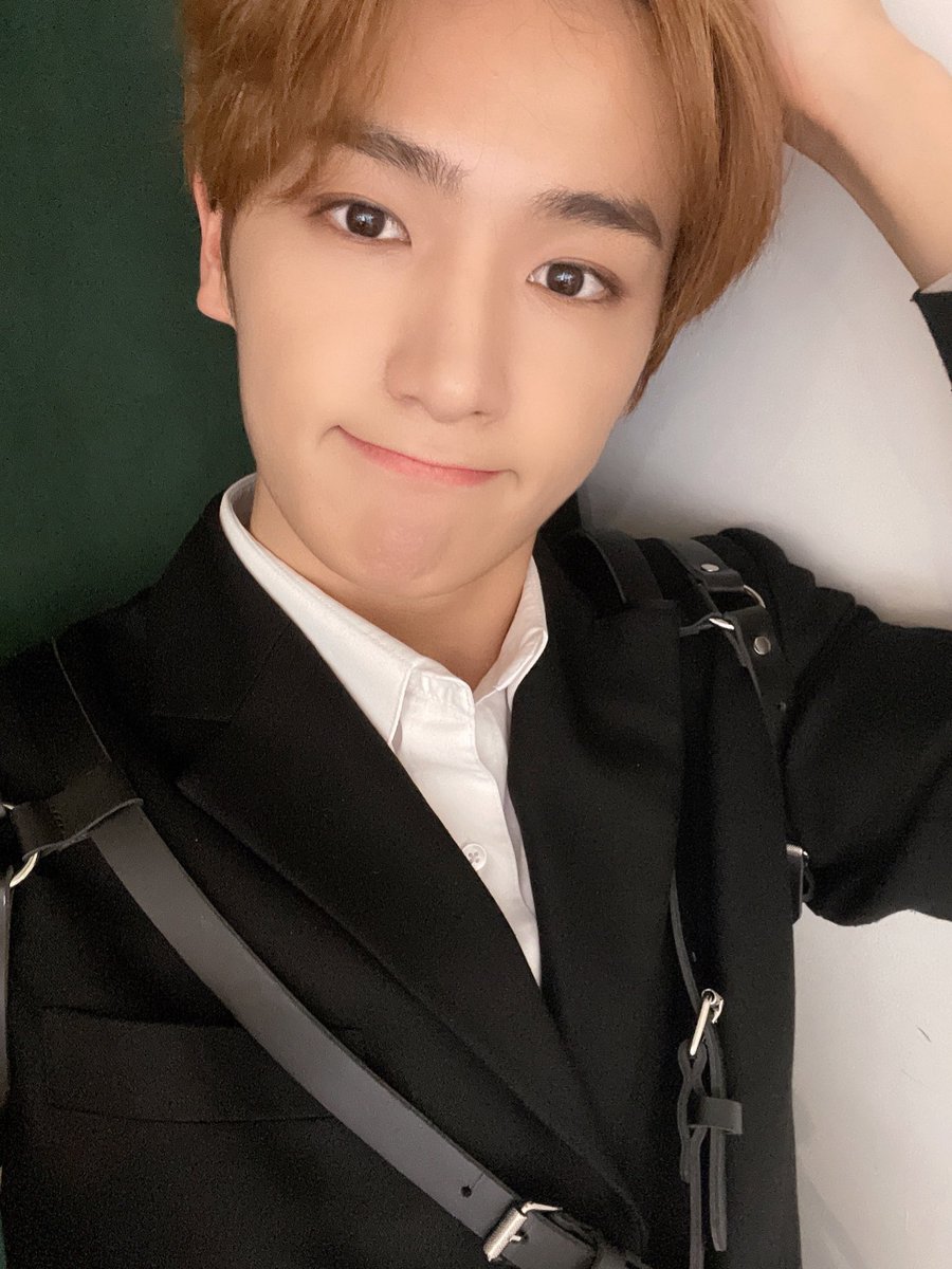 hyunjfe's tweet photo. Thanks once again to The B. I really do happy can get the 1st win on Inkigayo for the last promotion. I wish happiness only to The B. You all did great job! https://t.co/oESD3U4MB3