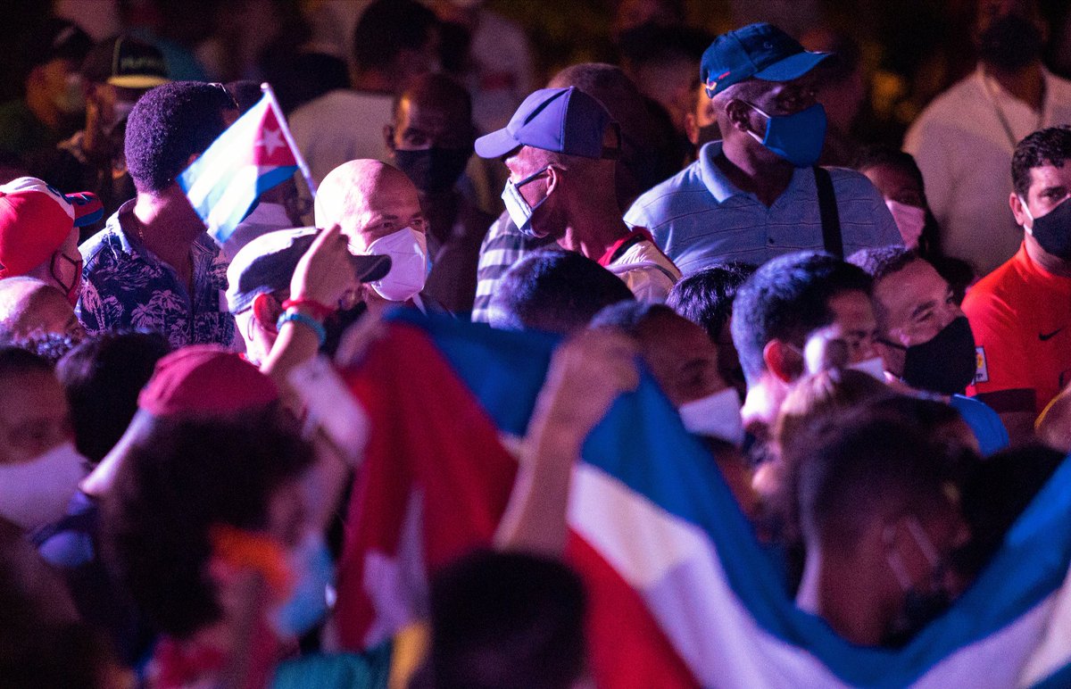 GHNordelo5's tweet photo. Desborde de cubanía y patriotismo anoche en sentada de #PañuelosRojos del Parque Central. #CubaVive #Cuba #UnblockCuba #CDRCuba #SomosDelBarrio https://t.co/ZhSgGq6N4q
