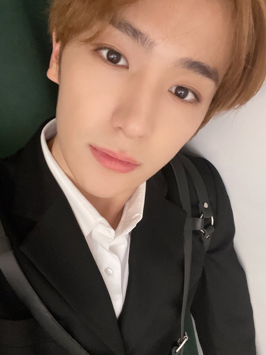 hyunjfe's tweet photo. Thanks once again to The B. I really do happy can get the 1st win on Inkigayo for the last promotion. I wish happiness only to The B. You all did great job! https://t.co/oESD3U4MB3