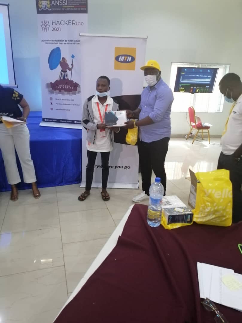 MTNBenin's tweet photo. #HackerLab2021. Le vendredi dernier nous avons procédé à la remise des lots aux meilleures équipes de cette 4ième édition du #HackerLab. Il s'agit des équipes InspiV, Exc4l!bur et H4WK3Y3. #MTNReseauN1 #LeBeninQueJaime @Anssi_Benin #Waxeho https://t.co/eZwp5wwQT7