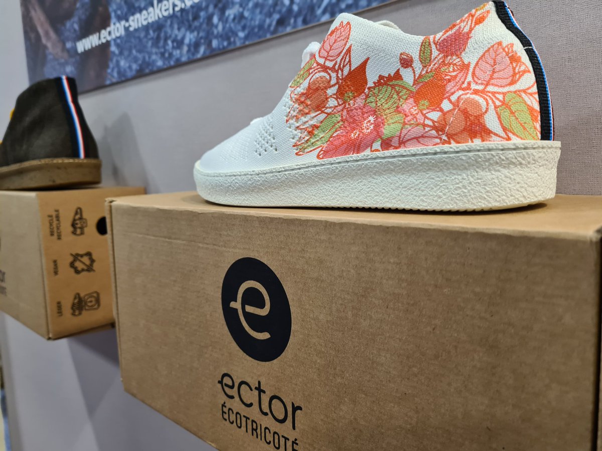 SamuelCollin2's tweet photo. Salon @MIF_Expo 
Issues de bouteilles recyclées, les #sneakers #Ector par @SOFTIN2 sont d un confort et une légèreté incroyables ! De vrais chaussons c'est bluffant 💙🤍❤
#madeinfrance #recyclage 
👇👇👇
https://t.co/7CQyX3vuOt https://t.co/MnTcEGVZhJ