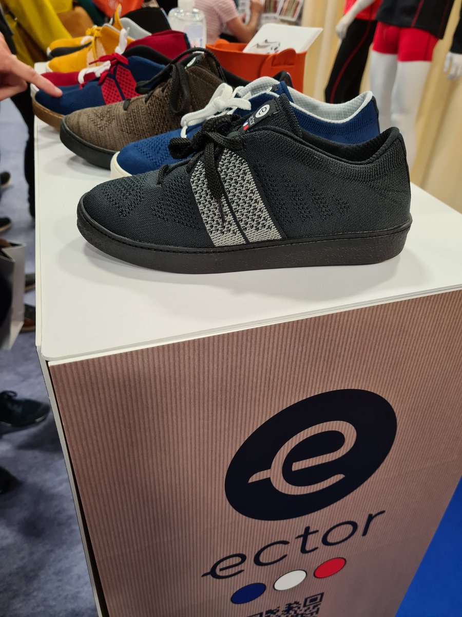 SamuelCollin2's tweet photo. Salon @MIF_Expo 
Issues de bouteilles recyclées, les #sneakers #Ector par @SOFTIN2 sont d un confort et une légèreté incroyables ! De vrais chaussons c'est bluffant 💙🤍❤
#madeinfrance #recyclage 
👇👇👇
https://t.co/7CQyX3vuOt https://t.co/MnTcEGVZhJ