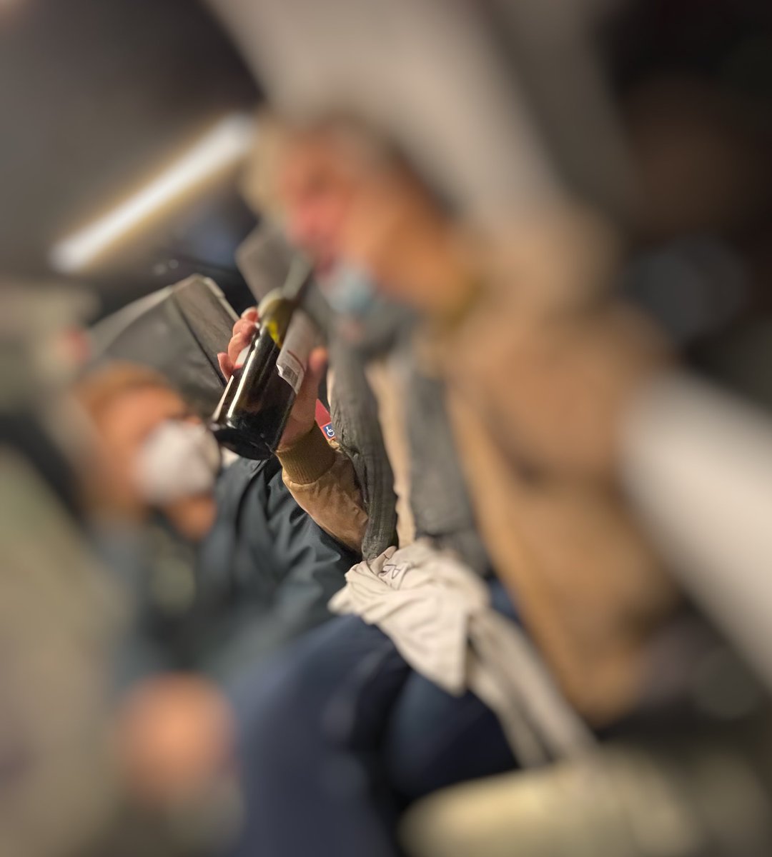 eligutes's tweet photo. Les persones alcohòliques són malates. A banda de la pudor que desprenen…
Pobra gent, ni tan sols poden amagar-ho. 
#tren @FGC #glops #totsdos https://t.co/xT0fLqiJJu
