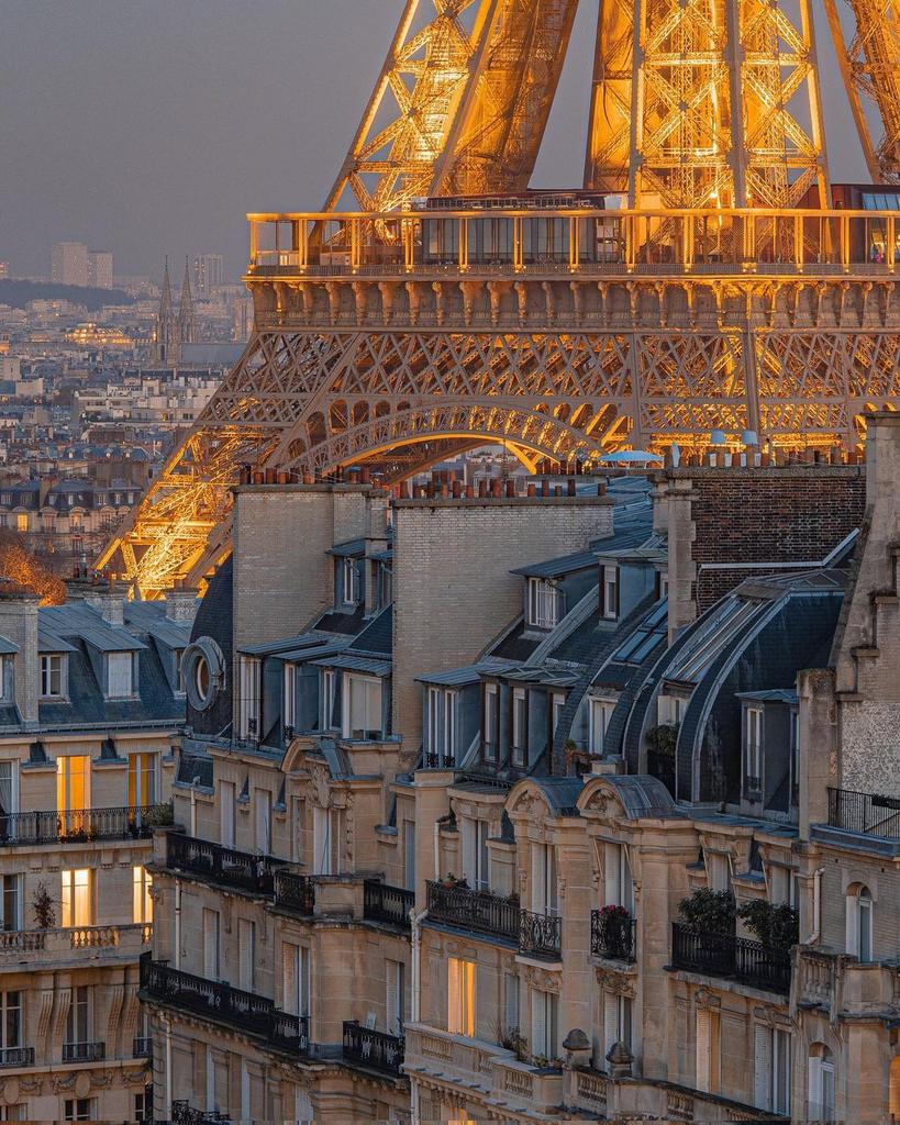 ParisAMDParis's tweet photo. Immeubles haussmanniens et Tour Eiffel. 
#Paris #photography Pinterest https://t.co/VdxP0Av93r