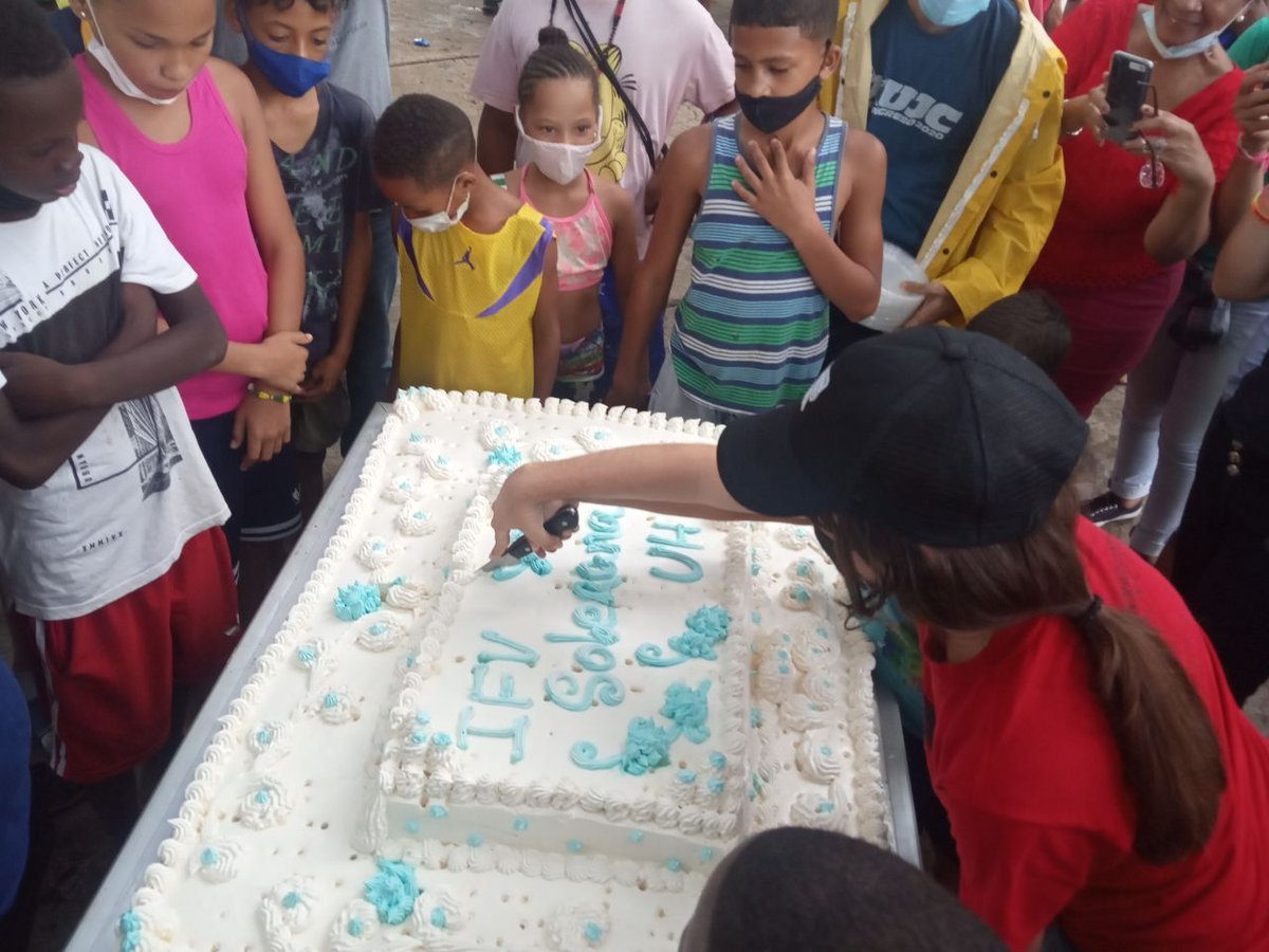 confinuh's tweet photo. De regreso en el Parque Trillo compartiendo Barrio de Cayo Hueso - UH, saberes y espiritualidad. Los niños, la alegría de todos con el cake de homenaje a Soberana. Feliz reencuentro. CONFIN presente. #somosuh #CubaVive https://t.co/StxwJXI8tH