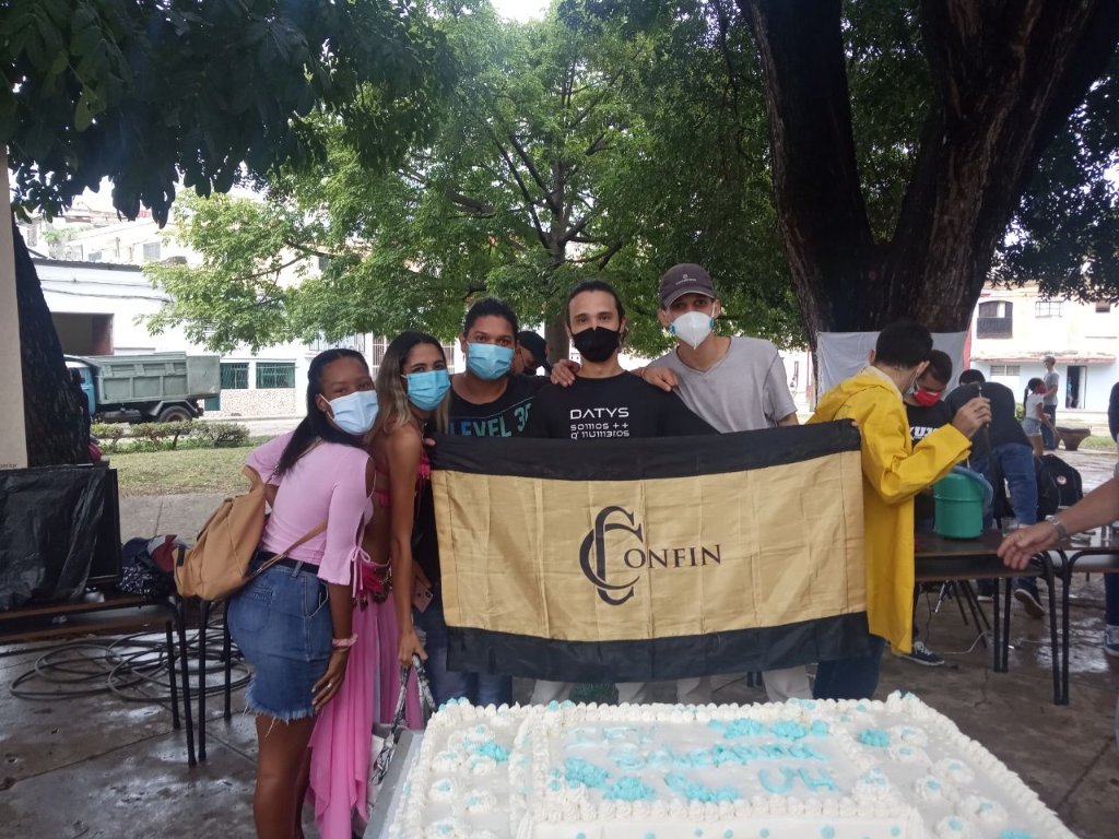 confinuh's tweet photo. De regreso en el Parque Trillo compartiendo Barrio de Cayo Hueso - UH, saberes y espiritualidad. Los niños, la alegría de todos con el cake de homenaje a Soberana. Feliz reencuentro. CONFIN presente. #somosuh #CubaVive https://t.co/StxwJXI8tH