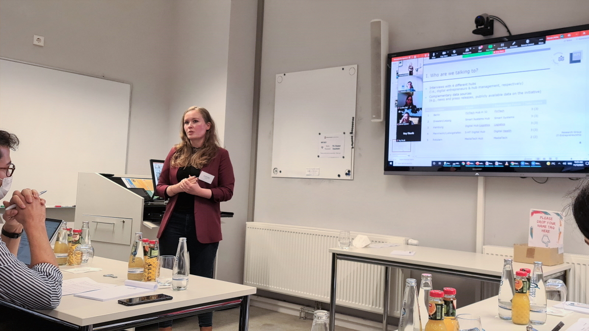 What makes for resilience in entrepreneurial ecosystems? <a href="/Valeska_Maul/">Valeska Maul</a> presented our research to this question regarding the ‘Digital Hub Initiative’ at the PDW “Resilience &amp; Digital Entrepreneurship.” Thanks for the great event &amp; valuable feedback! #CreativeSpark <a href="/ERD_IntJournal/">Entrepreneurship & Regional Development</a>