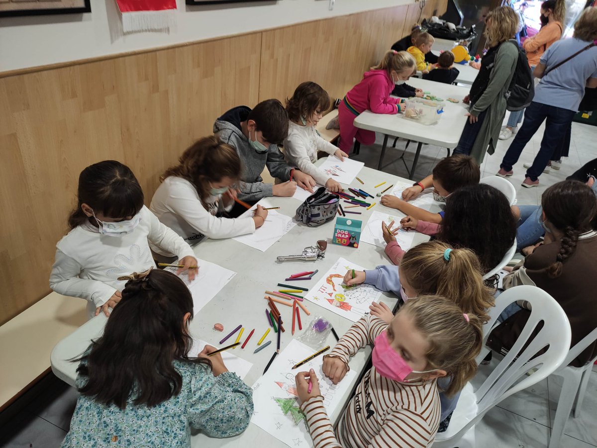 f_elsjovenils's tweet photo. ¡Este finde los infantiles se lo han pasado pipa!
Celebraron los cumples de julio, agosto y septiembre con una merienda 🎂 y prepararon las postales de Navidad 🎄 con las que participarán en el concurso de JCF o se divirtieron jugando. ♟️
#fentfalla #pequeJovenils #Falles22 https://t.co/giRIrjoV5n