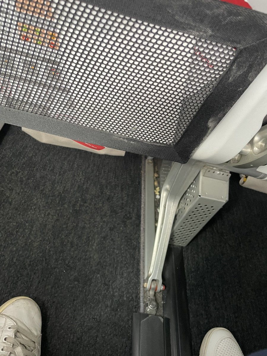 aquilavida's tweet photo. @Iberia @iberiaexpress desde marzo de 2020 no había volado, por temas obvios, pero pensaba que había cambiado la higiene de @Iberia y veo que no. Una pena, ¿tratan de hacernos ver que los vuelos son seguros?
IB3856 de hoy. https://t.co/GGbIjfj0xu