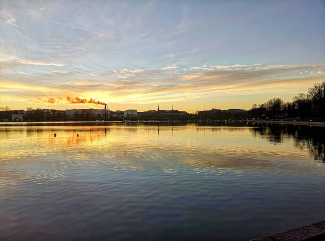 orpheusnorth's tweet photo. BEAUTIFUL FINALE OF THE FATHER'S DAY IN THE NORTH...
Kuzeyde muhteşem bir "Babalar Günü" finali...
#smoke #sunset🌅 #beforenight #blue #orange #green #horizon #skystories #nature #shadow #clouds #weather #cityscape #helsinkiofficial #eläintarhanlahti #helsinki #finland https://t.co/fZwXm42FQF