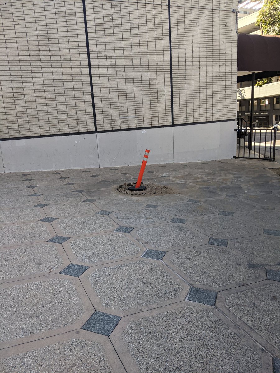 SaveKtown's tweet photo. Behind Standard Parking Lot on Wilshire between Irolo and Mariposa. Do you think Jamison Properties will replace what little greenery we're in these planters??#weneedparks
@KtownforAll @RealJamiePenn @hoffbeatenpath @nicole_d14 https://t.co/mzoom5HfLA