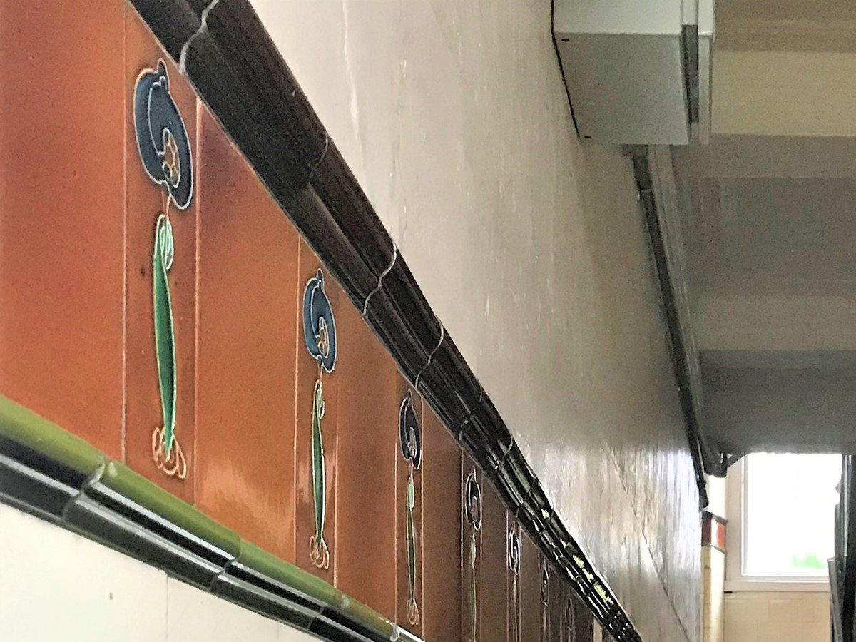 Studio_FV's tweet photo. #PaisleyRoadWest #Craigton #Glasgow #wallyclose #Tenementtiles @BehindTiles @TnmntTiles @SGHETorg @GlasgowHeritage @MurphyNiallGLA @ArchHFundScot @HistEnvScot @RiderGlasgow @ColoursClose @TenementHouse11 @WeCanOrganise @potteriestiles @LostGlasgow @PastGlasgow @ArchHFund  1/2 https://t.co/pPNrS7uIve