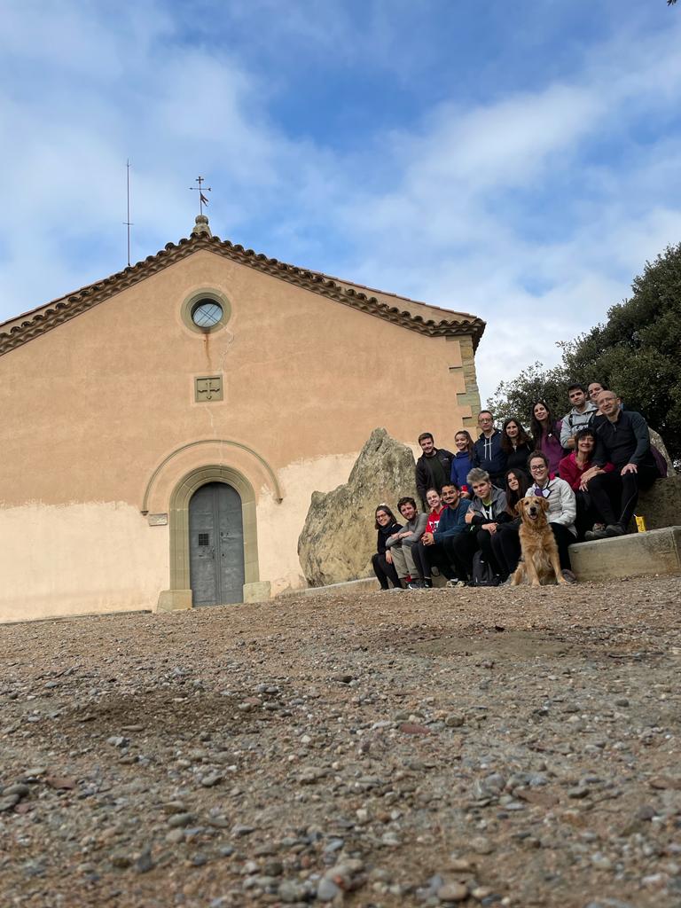 GSRiallera's tweet photo. Avui hem anat d'excursió a Sant Jordi de Puigseslloses! No tot és només ballar 🙌🏼
#sardanes #riallera #excursió #santjordi #puigseslloses #folgueroles #mesqueunacolla https://t.co/vTyJMfwutG