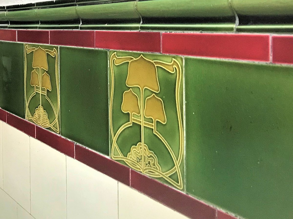 Studio_FV's tweet photo. #PaisleyRoadWest #Craigton #Glasgow #wallyclose #Tenementtiles @BehindTiles @TnmntTiles @SGHETorg @GlasgowHeritage @MurphyNiallGLA @ArchHFundScot @HistEnvScot @RiderGlasgow @ColoursClose @TenementHouse11 @WeCanOrganise @potteriestiles @LostGlasgow @PastGlasgow @ArchHFund  2/2 https://t.co/V55xfQxDls