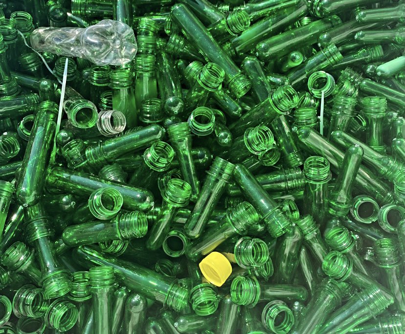 polymore_ro's tweet photo. To truly recycle is to convert collected materials into new products ♻️

Let’s do our part 🙌🏻 by sticking to the basics of recycling:

1. Recycle bottles, cans, paper and cardboard;
2. Keep food and liquids out of recycling. https://t.co/uA2H6Yzfuv