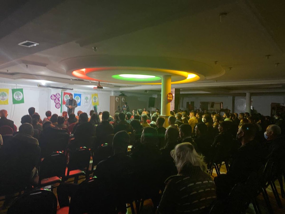 istanbuldemgenc's tweet photo. Fatih kaymakamlığının yasaklamış olduğu “Dawiya Dawî” Stand Up gösterimimizi heyecan ve dayanışma ruhu ile gerçekleştirdik. 

Bizi bağımlı kılmaya zorlayan, sanattan uzaklaştırmak isteyen iktidar zihniyetine karşı her zaman yaratımdayız!
Gelen herkese teşekkür ediyoruz. https://t.co/6eUv2yEVE3