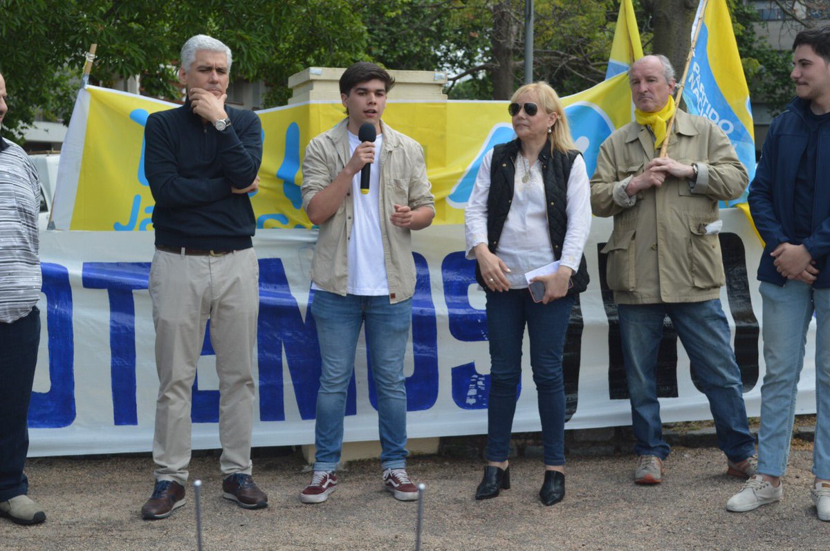 AgustinFabres's tweet photo. Hoy fue mi primera instancia hablando en un acto. 

Defendiendo la LUC, defendiendo nuestros ideales. Nuestro compromiso está con los ciudadanos.

Defender la libertad de elegir.

Gracias al @ESPACIOCUARENTA y a la familia @Jovenes40. Gracias por el espacio, gracias por confiar. https://t.co/gscFbdREO2