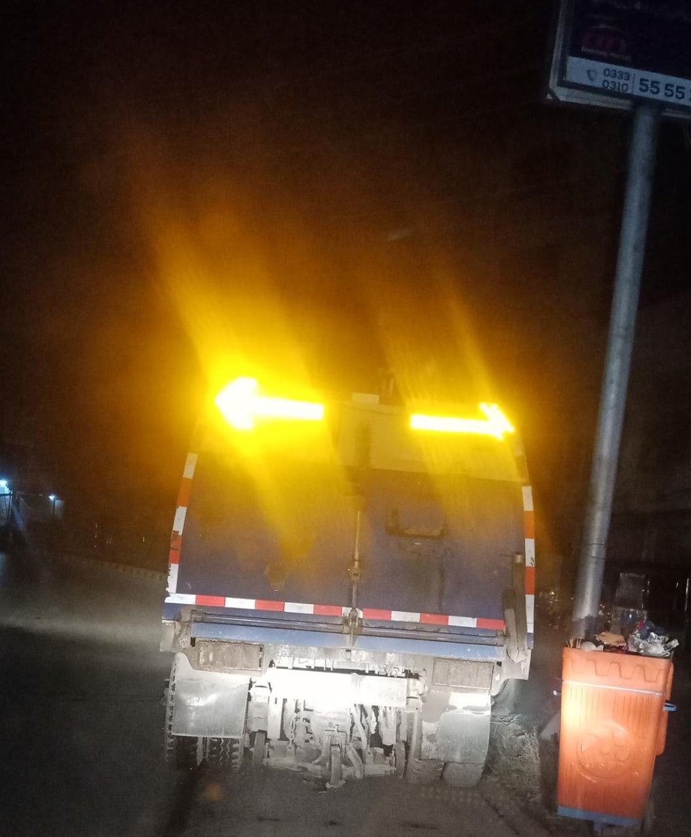 wsspofficial's tweet photo. Right Now on University Road #Peshawar, #wssp staff collecting and disposing solid waste to keep the city neat and clean. #OrangeForce #WhatsGoingOnInPeshawar https://t.co/ITsoGTUNSV