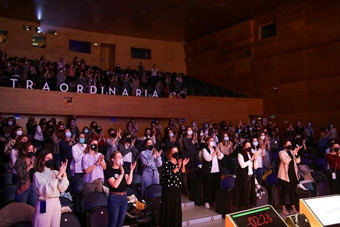 Traigo gratitud y titulares a granel sobre quizás la mejor experiencia que hemos construído en toda mi carrera profesional de 17 años. 

Necesitabamos piel, pero pienso que nos hemos tocado un poco el alma. 

3 días, 19 ponentes, 300 mujeres y la fuente … instagr.am/p/CWRBoonspfQ/