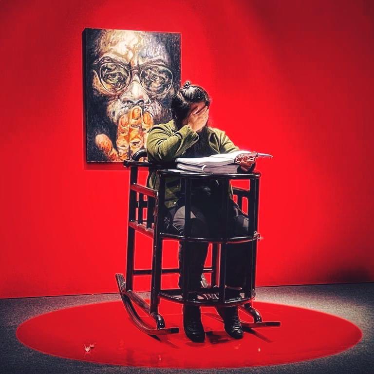 LauCastelletti's tweet photo. Nuova performance di @badiucao ora in mostra al #museosantagiulia. Legge ad alta voce, fino allo sfinimento, I diari di Wuhan #mostra #lacinaénonévicina #brescia @ComuneBs @BresciaMusei https://t.co/BwACJI9HWT
