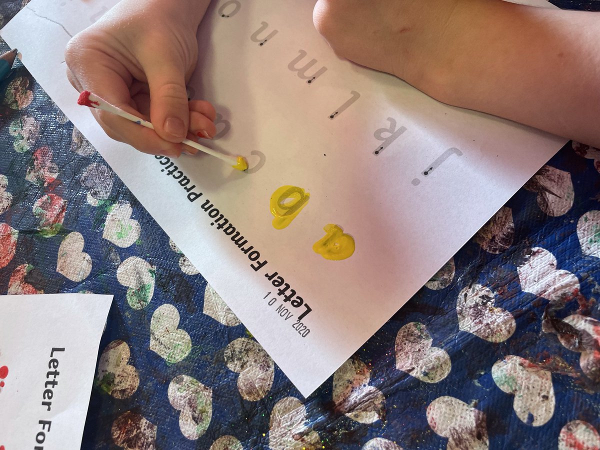 AmelieDavidson's tweet photo. Primary 1/2 had great fun practicing their letter formations with cotton buds and paint! A simple but effective activity. 🤩🎨
@UofGEducation #MEduc3 #UofGITE https://t.co/Ak84OPMtoZ