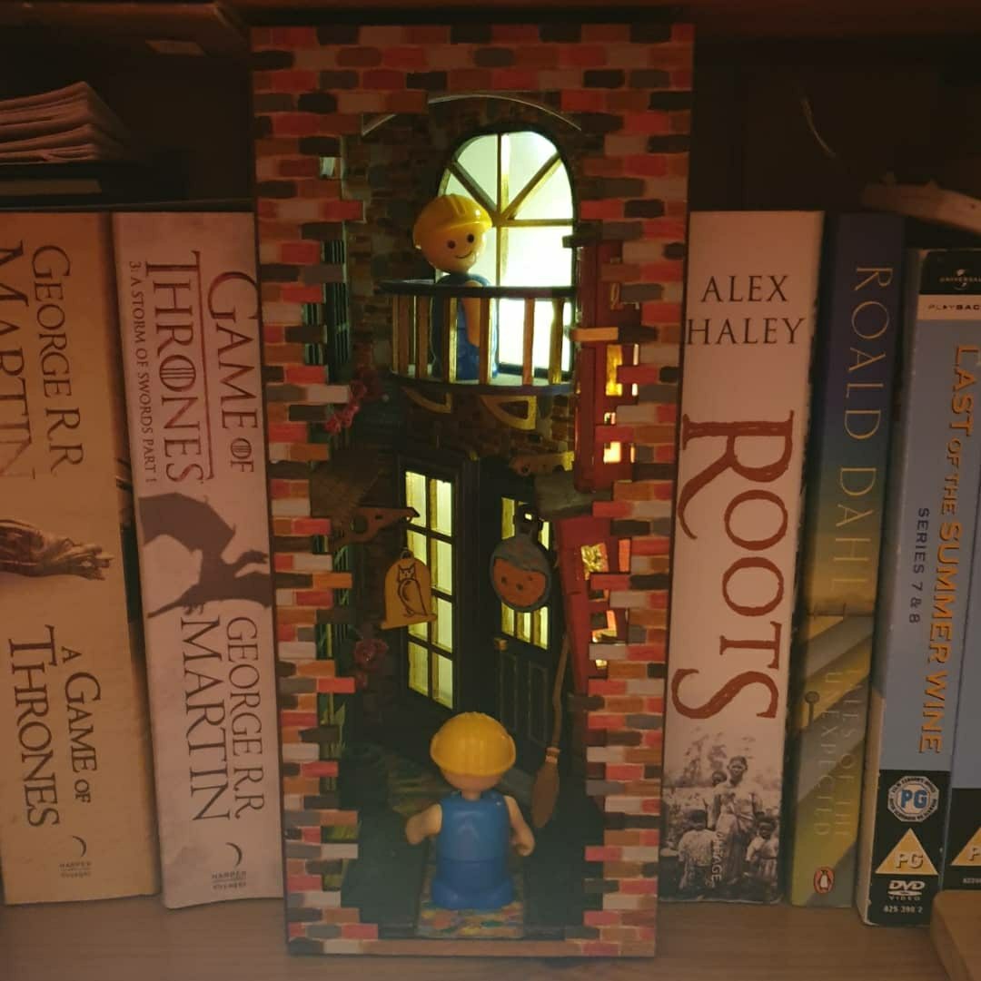 WelshEmmz's tweet photo. Finally got around to making my magic alley book nook. Had a lot of fun putting it together and pleased with how it ended up. Although it seems someone thought it would look better with some workmen to bring it life....and it wasn't my niece! Thanks Mam!! #booknook @AtomicPins https://t.co/EPFBQsXA2s