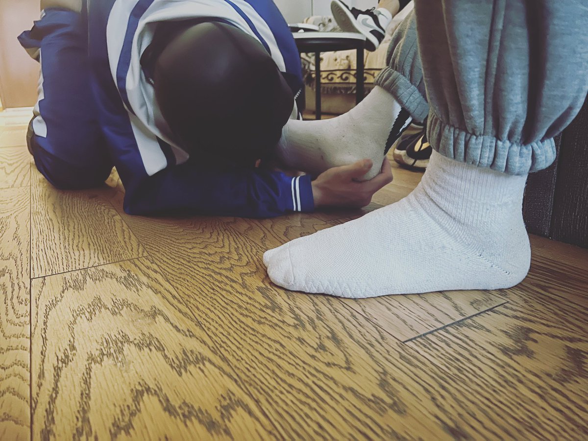 MasJJ8's tweet photo. 给狗狗找个臭脚体育小哥哥，让狗子好好闻 https://t.co/OzgwthYw3u