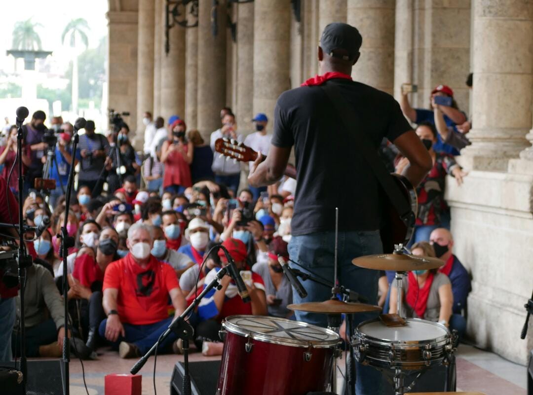 CtroMultimedial's tweet photo. Esta es #Cuba, esta es su gente, nuestros líderes siempre junto al pueblo.
En PAZ y contra la guerra, en defensa de la cultura y la vida. #CubaEsCultura #CubaVive https://t.co/QJLTnAYlHL