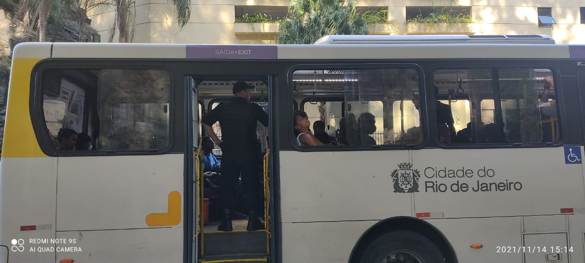 PMERJ's tweet photo. Visando coibir roubos e outros crimes no interior de coletivos, a @PMERJ, através de policiais que atuam no #GPTOU, intensifica as abordagens e revistas nos pontos mais sensíveis do #Rio.
Veja a ação da #1CIPM em vários pontos de Laranjeiras, neste domingo de sol forte! https://t.co/7EHOlucVJX