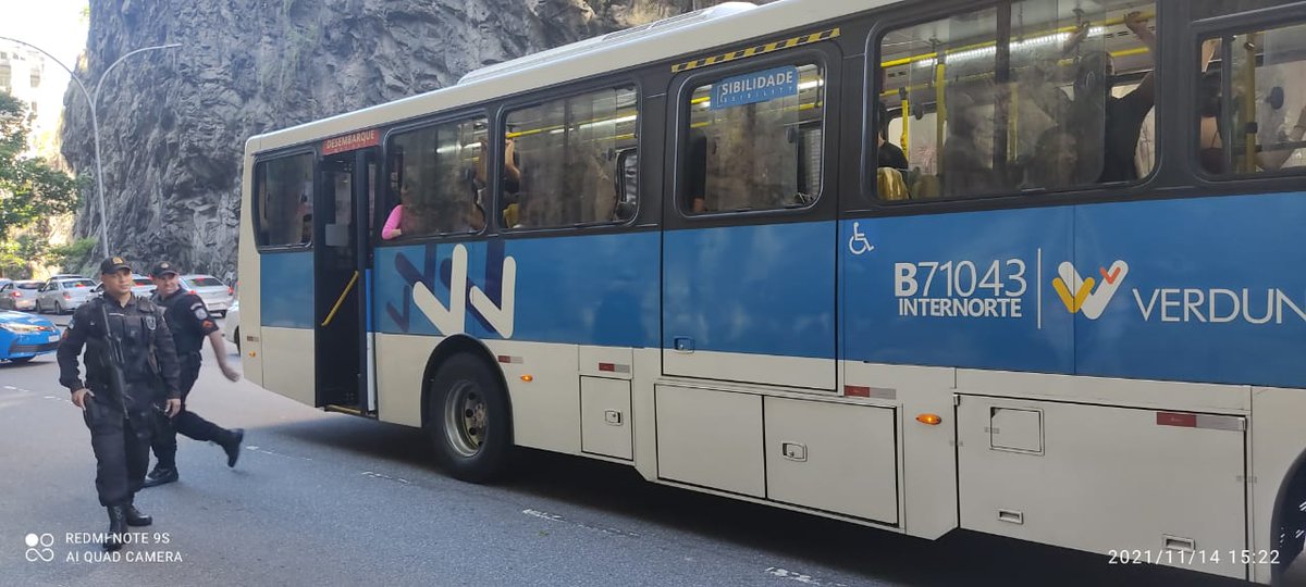 PMERJ's tweet photo. Visando coibir roubos e outros crimes no interior de coletivos, a @PMERJ, através de policiais que atuam no #GPTOU, intensifica as abordagens e revistas nos pontos mais sensíveis do #Rio.
Veja a ação da #1CIPM em vários pontos de Laranjeiras, neste domingo de sol forte! https://t.co/7EHOlucVJX