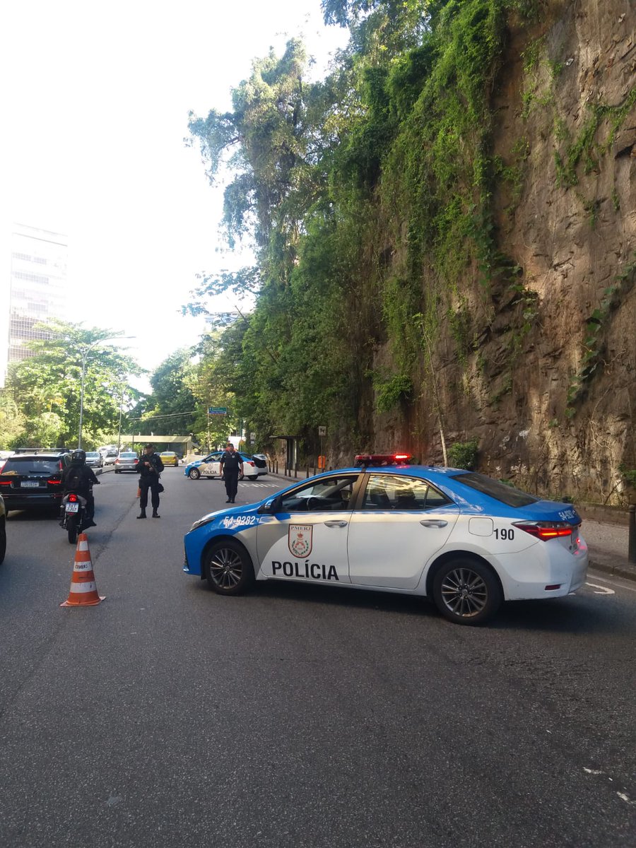 PMERJ's tweet photo. Visando coibir roubos e outros crimes no interior de coletivos, a @PMERJ, através de policiais que atuam no #GPTOU, intensifica as abordagens e revistas nos pontos mais sensíveis do #Rio.
Veja a ação da #1CIPM em vários pontos de Laranjeiras, neste domingo de sol forte! https://t.co/7EHOlucVJX