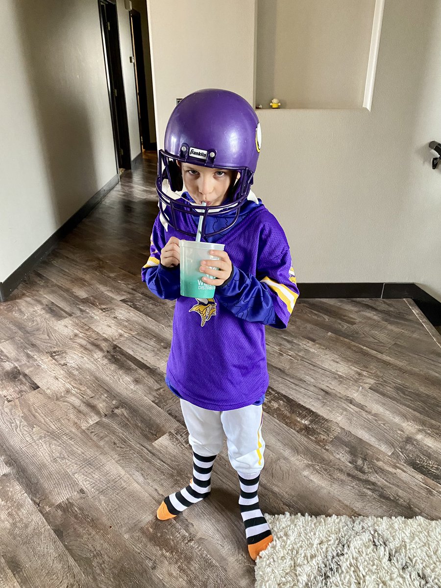 AnnTrap34's tweet photo. #SundayFootball https://t.co/r5V5H8U6Sy