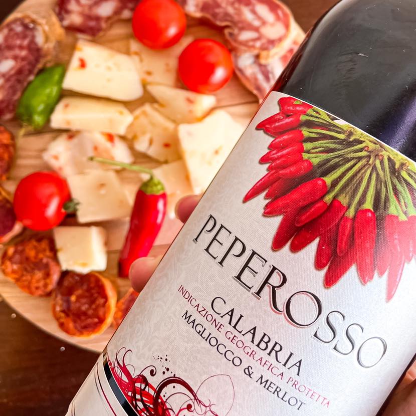 RainboxIT's tweet photo. 🍇Un’equilibrata combinazione di Magliocco e Merlot
rendono Peperosso un vino alternativo ed elegante
prodotto nel cuore della Calabria ♥️
#RainboxShop #Calabria #foodporn #paccodagiù #foodblog #ricette #spesaonline #sud #calabresi #Napoli #Roma #Torino #Bologna #Milano https://t.co/uqJ2RQQTGs