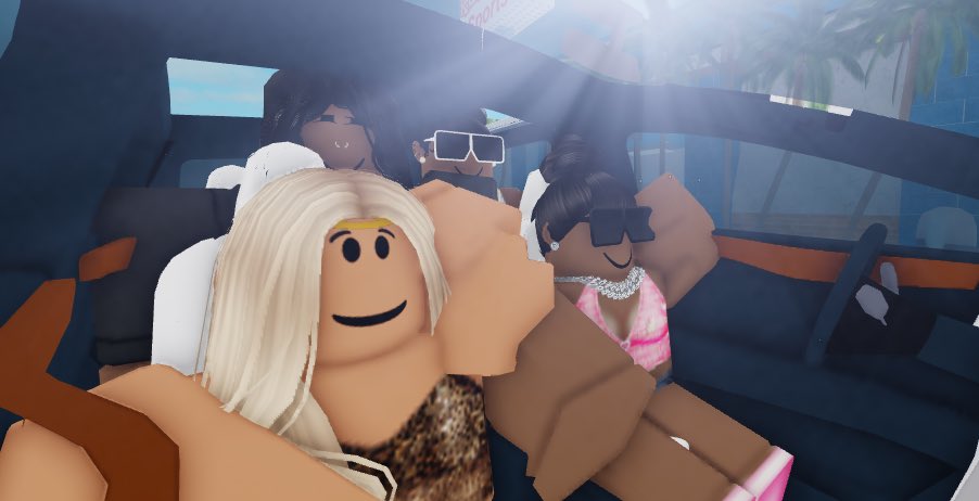 MsParisClermont's tweet photo. Road trip with the girls!💋 @RblxJayla @daddyNayalin @SGearrr #Chanelbrand #aew https://t.co/j5vIa1Cpl0