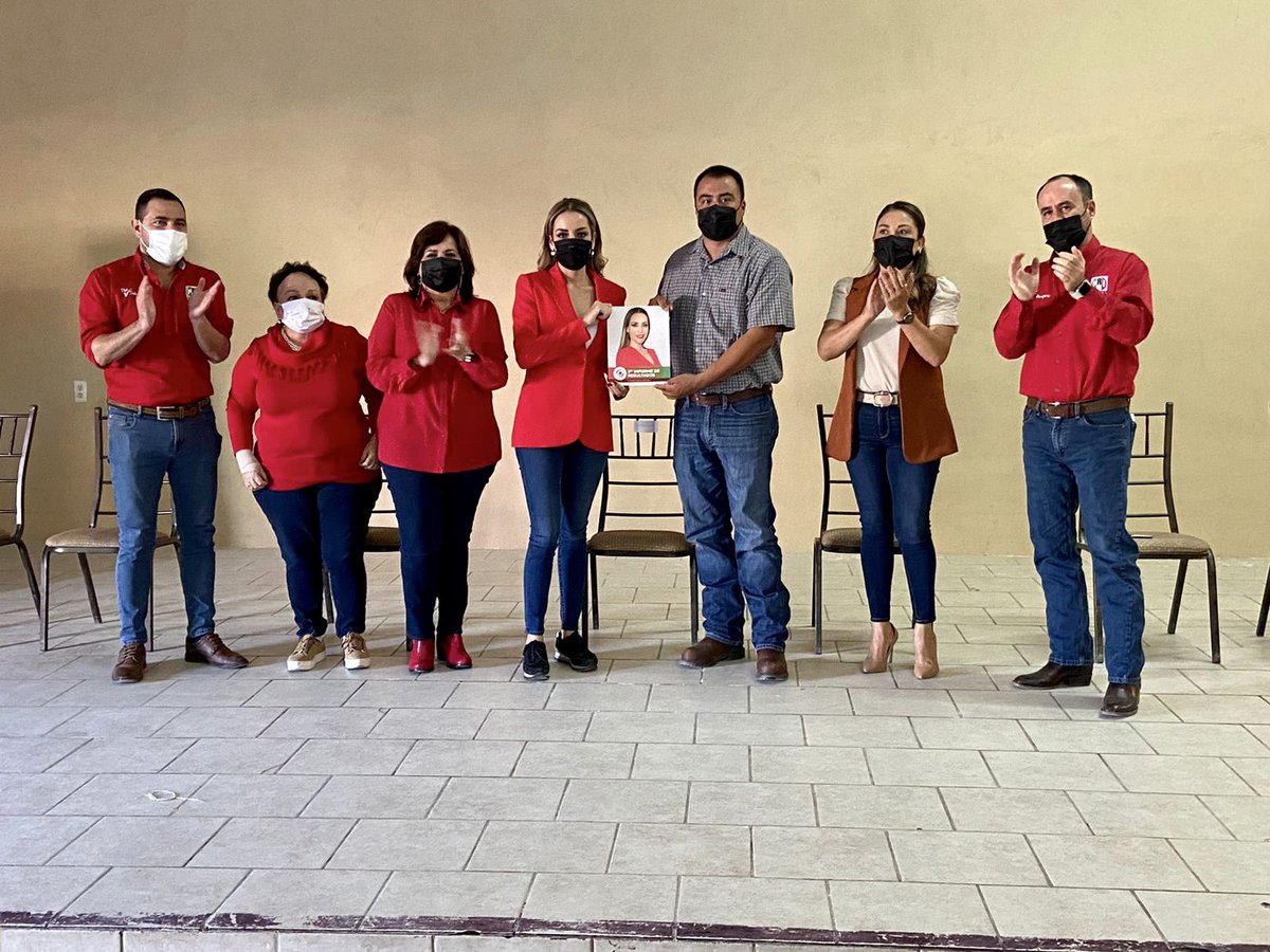 ChitoAguirreW's tweet photo. Una vez más está de regreso en #Jiménez mi amiga @Veronica_mtz , en esta ocasión para entregar a la militancia los resultados de su 3er año de trabajo como Senadora de la República. Un gusto haberla acompañado en representación del Presidente del @PRICoahuila @rigofuentes https://t.co/zSt5dkxwfX