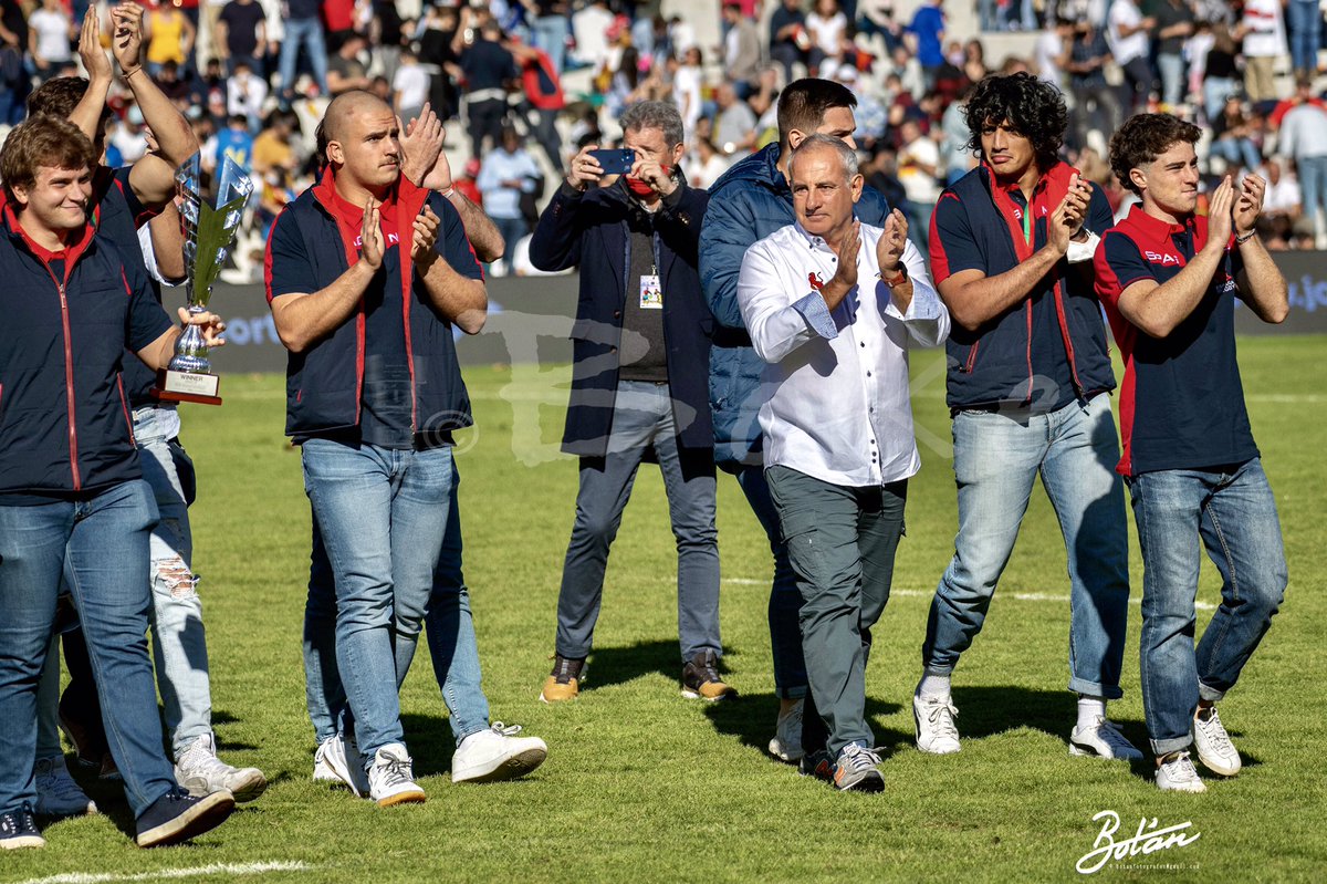 chiringodelBoke's tweet photo. Cuando se homenajea un equipo de #Rugby, que además es campeón de Europa, solo puede mejorarlo que el entrenador sea amigo tuyo @Miki_CRC  felicidades Miki! @CRC_rugby @ferugby https://t.co/cWJRv8XOYt