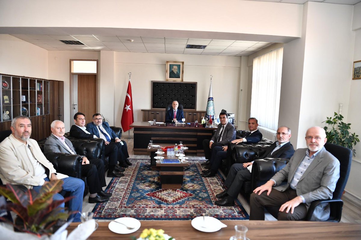 Osmangazi belediye başkanımız Mustafa Dündar beyin Fakültemizi ziyaretleri ve İlahiyat Fakültesi dekanlığını üstlenmem sebebiyle başarı dilekleri için teşekkür ederim.