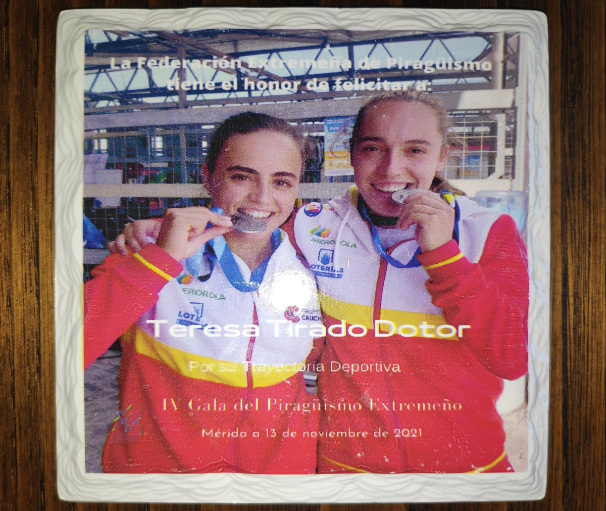 teresatiraado's tweet photo. IV Gala del Piragüismo Extremeño 💚⚪🖤

Gracias a @piraguismoextre por este galardón especial por mi trayectoria deportiva 🏅💪🏽 https://t.co/pyQRkLTX2H